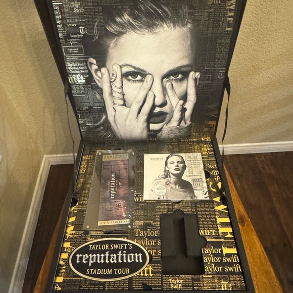 Taylor Swift Reputation Stadium VIP Box Set - Picture 5 of 14